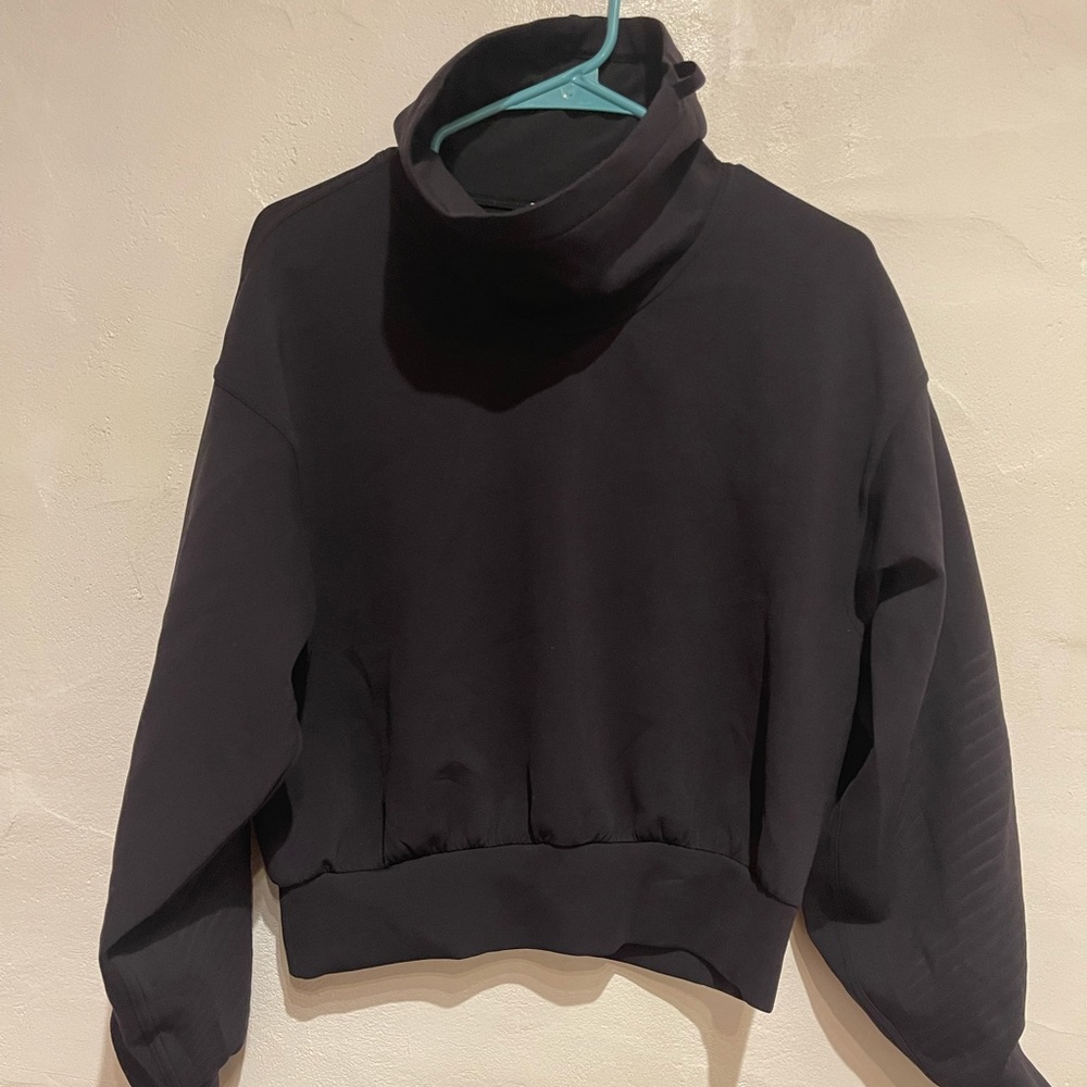 Lululemon women’s Full Flourish Pullover size 6, black